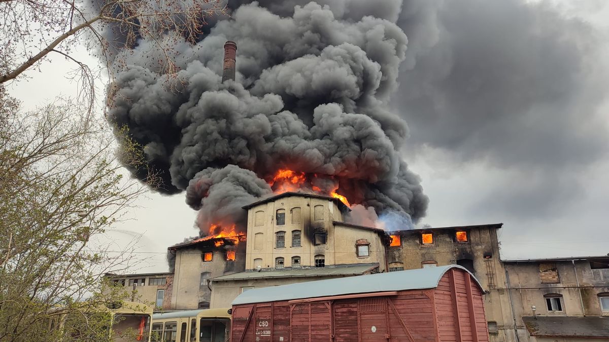 V Kadani hoří továrna, nad město stoupá černý dým